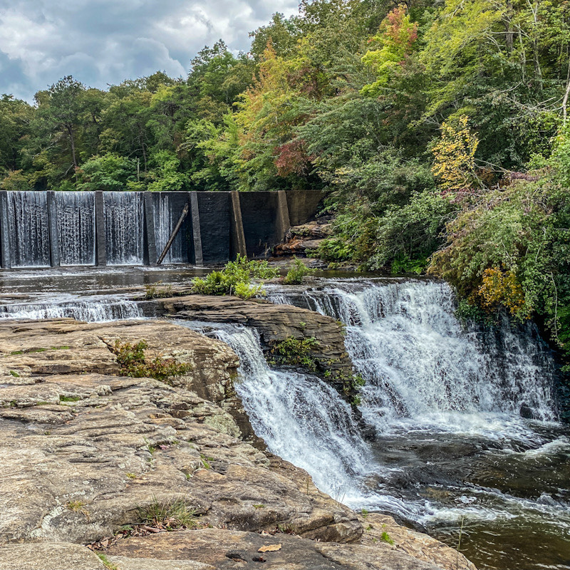 Waterfalls and trees in Alabama Desota Falls State Park