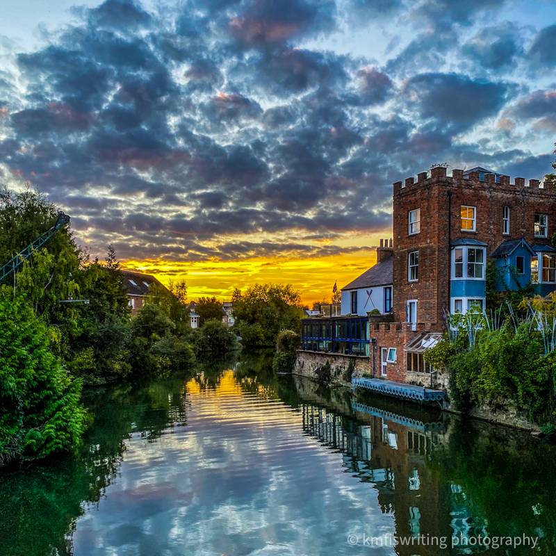 View of River Thames at sunset in Oxford England best things to do