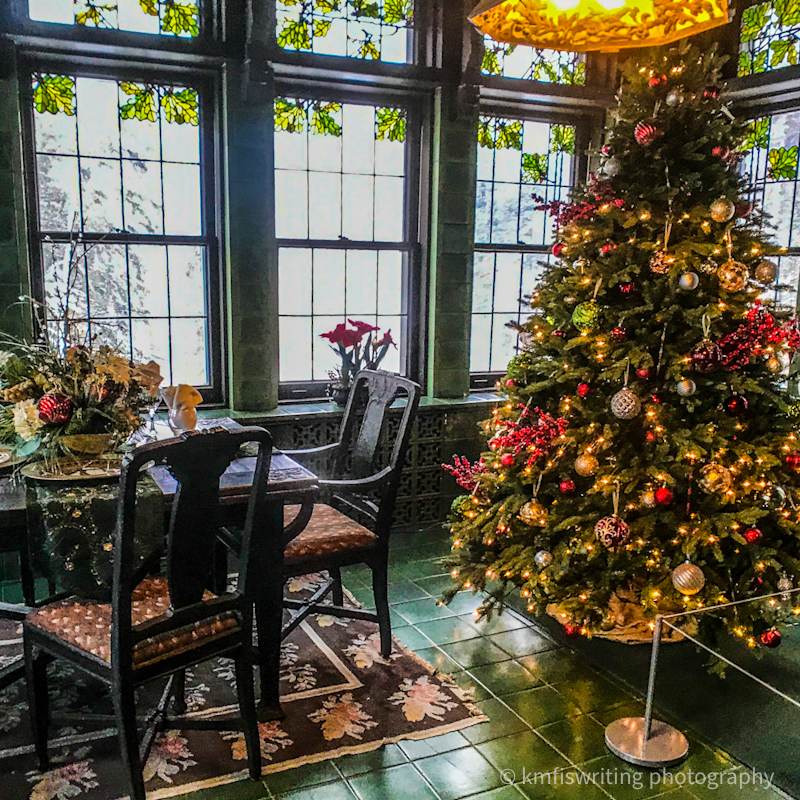 Best historic home Christmas tours in Minnesota Glensheen Mansion dining room with tree