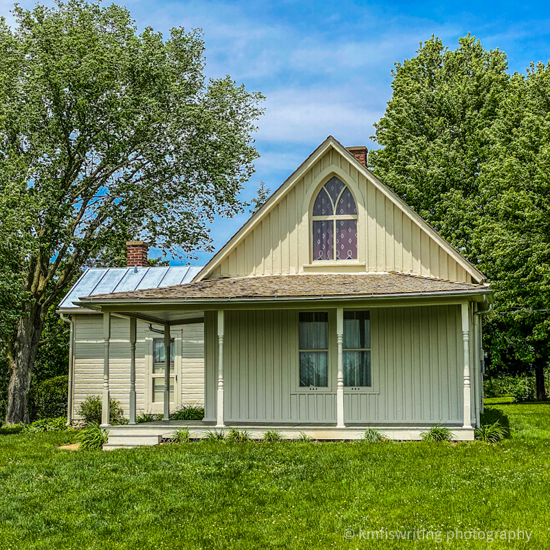 Guide to American Gothic House Center in Iowa